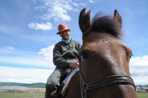 大草原でひたすら馬に乗り、なんだか乗りこなせた気がする満足の表情。