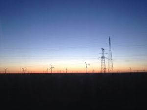 砂漠に広がる朝日と風力発電
